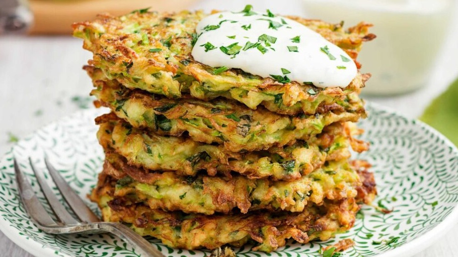 Предлагаю вам рецепты кабачковых драников. Их можно кушать во время завтрака, обеда или ужина.