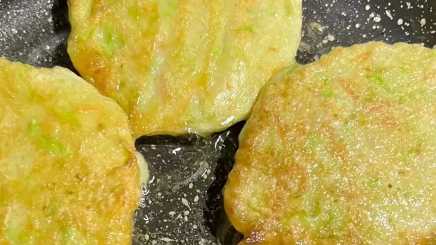 Готовая масса должна медленно соскальзывать с ложки на хорошо разогретую сковородку, смазанную растительным маслом.