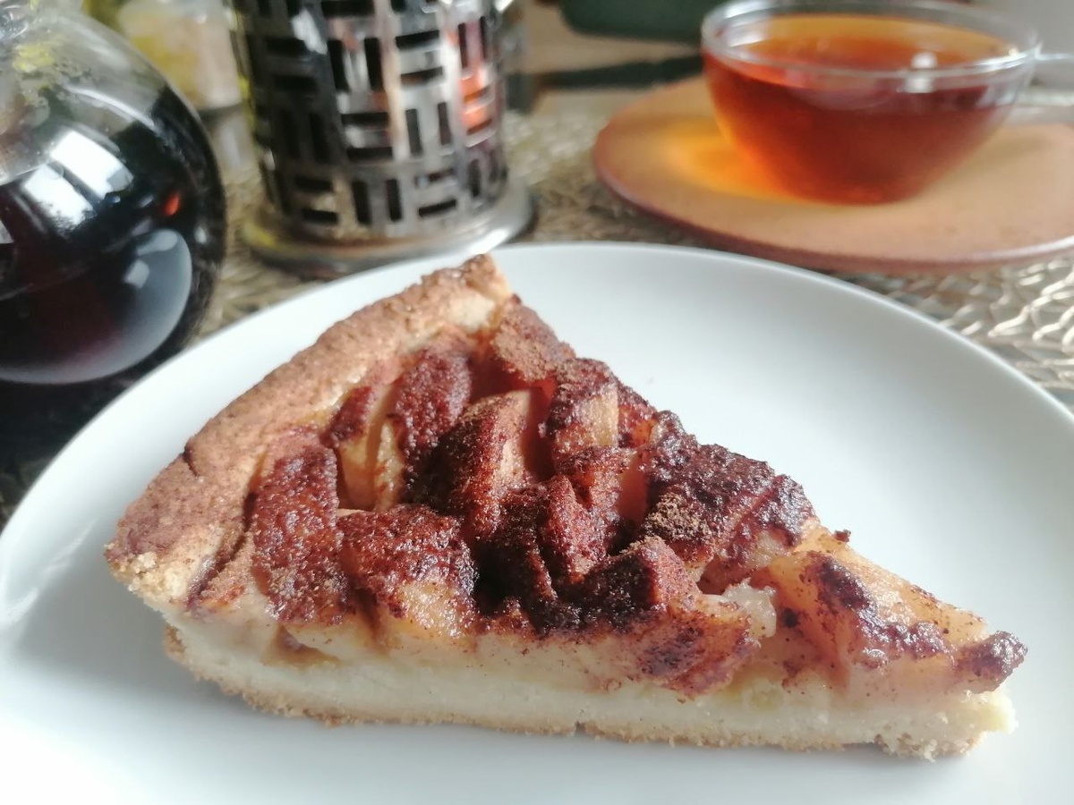 Кусочек открытого песочного пирога с карамелизированными яблоками. Фото автора