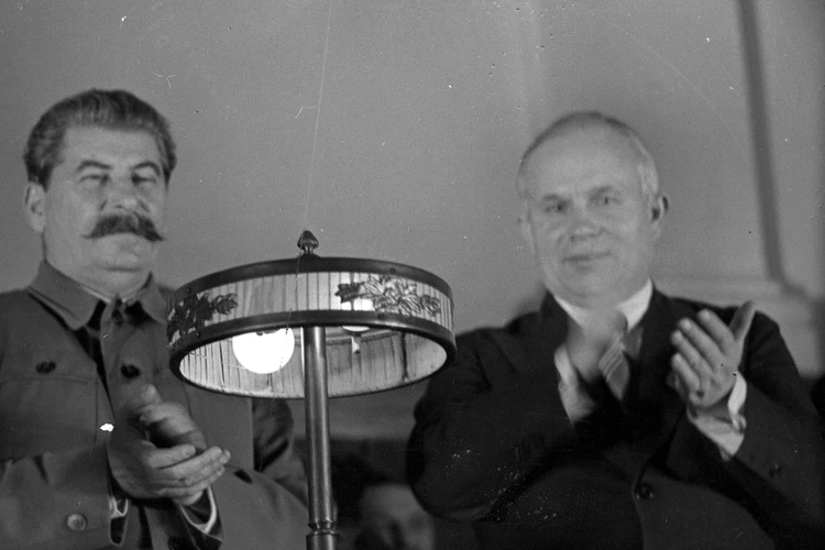 Сталин с Хрущевым. Хрущев не любил это фото, поэтому оно было забыто когда он пришел к власти