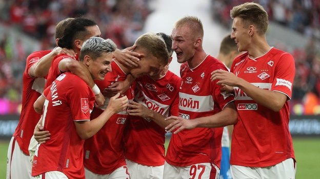    Футболисты «Спартака» празднуют гол в ворота «Динамо».Александр Федоров