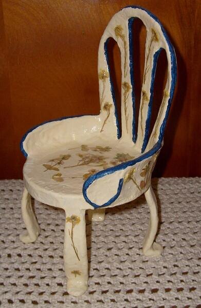    Миниатюрный стул, декорированный в технике деколлажа Фото: Durova. Собственная работа, по лицензии CC BY-SA 3.0