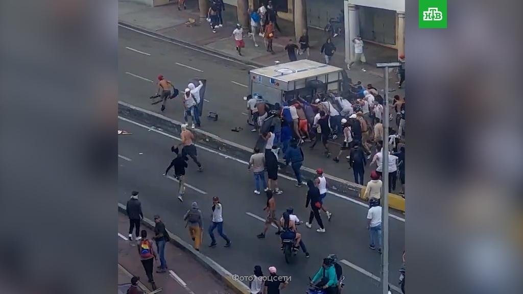    Столкновения между полицией и протестующими начались в Каракасе