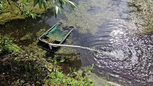 Чистка пруда самодельным скимером.