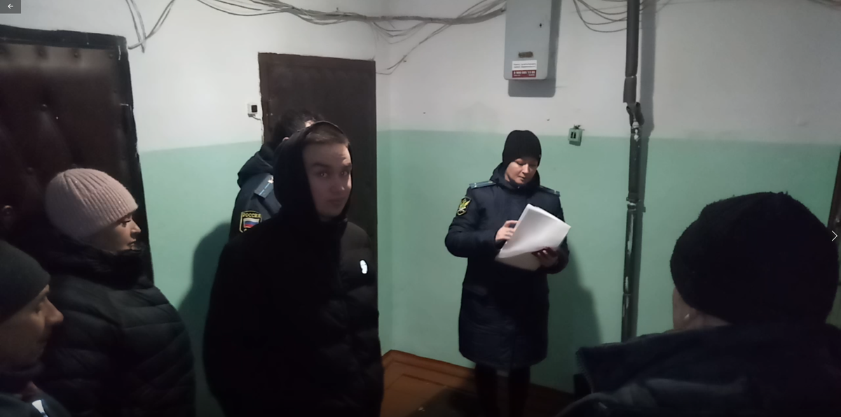 Разрушать квартиру собралась куча тунеядцев, а вот за несколько лет восстанавливать никто не пришел. На фото сынок директора ук, очередной никчемышь. Бедная Русь...