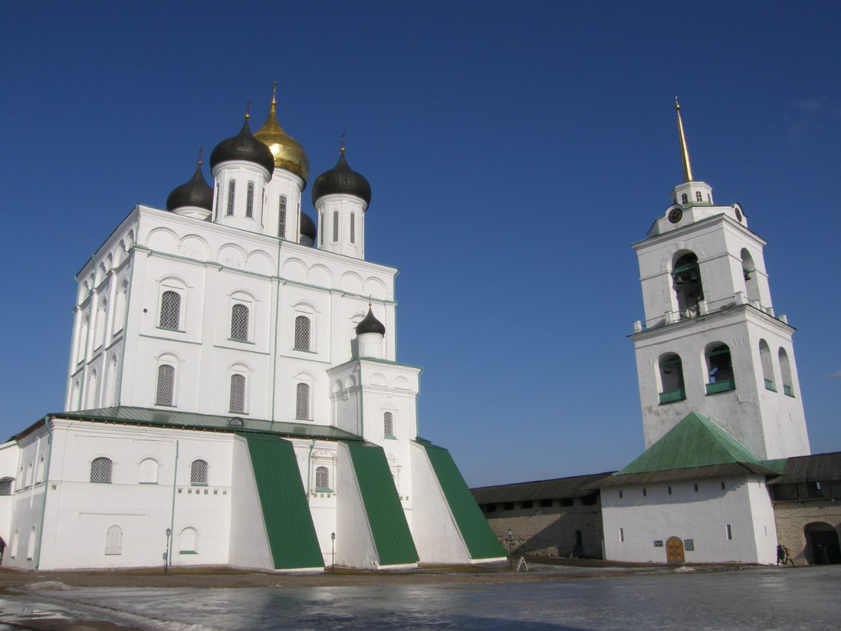 Троицкий собор и колокольня в солнечный день. Фото автора
