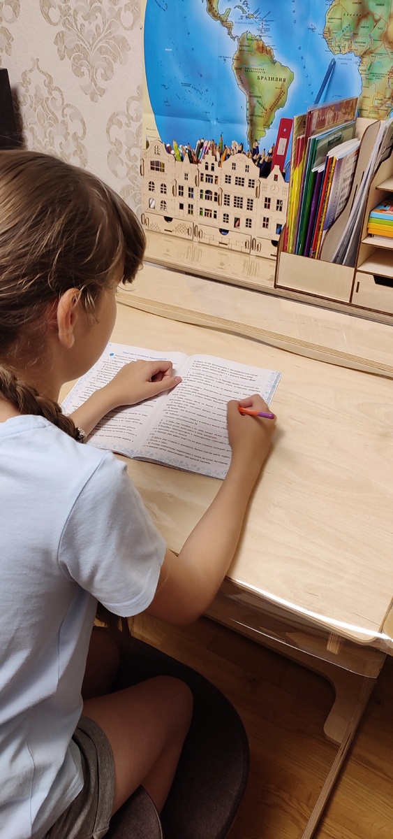 Дочка сидит за правильным столом и на правильном ортопедическом стуле)) 