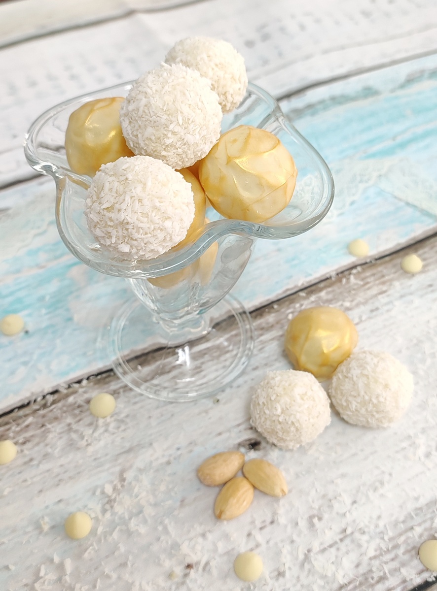 Вкуснейшие трюфели в белом шоколаде, с кокосом, сливочным ликером и миндалем. Круче, чем Рафаэлло.)) Личное фото