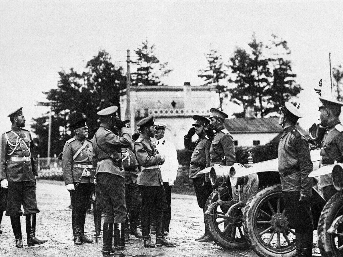    Первая мировая война 1914 – 1918 гг. Российский император Николай II обходит части первой Учебной автомобильной роты русской императорской армии перед отправкой на фронт© РИА Новости / РИА Новости