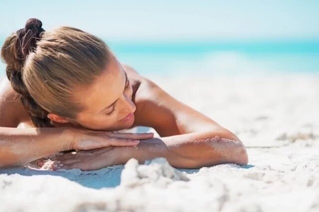    Где лучше загорать — дальше от берега или ближе к воде?