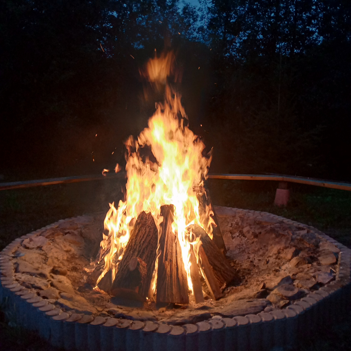 Приятные общения у вечернего костра