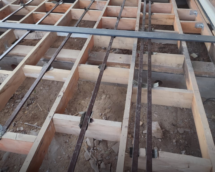 Тут сочетание (в целях экономии) металлического профиля и деревянной доски.