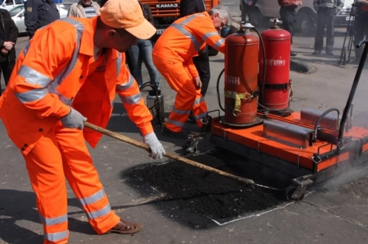    Специалисты проводят ямочный ремонт в Новоюжном районе Чебоксар