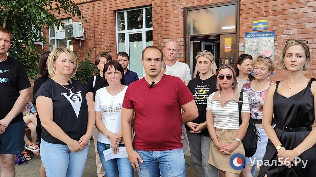    В Оренбурге жильцы дома попросили губернатора Дениса Паслера помочь в смене управляющей компании