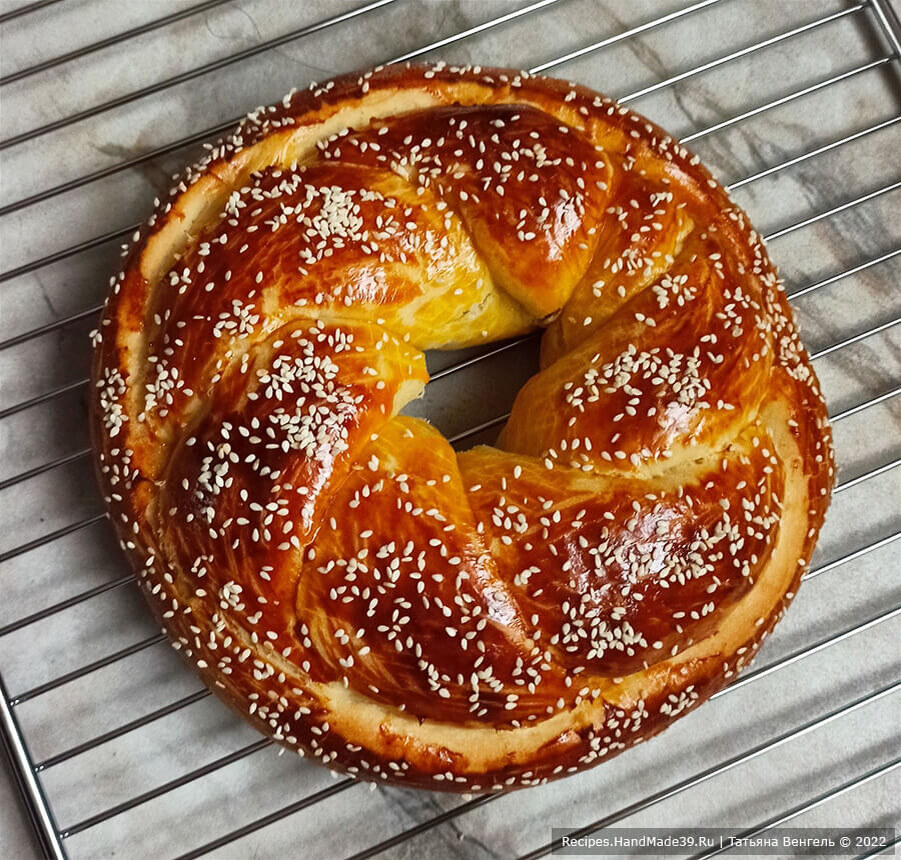 Белый дрожжевой хлеб в форме калача – вкусный мякиш, аппетитная корочка с кунжутом и красивый внешний вид. Рецепт, как испечь вкусный белый хлеб в духовке