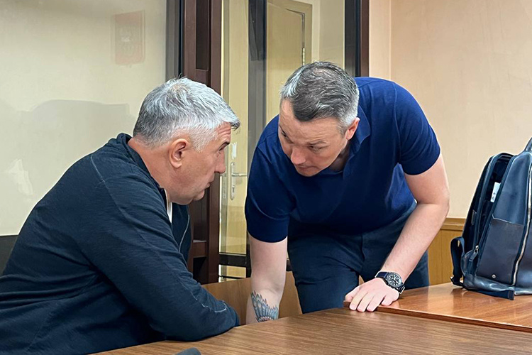    Зарипова обвиняют в ч. 2 ст. 201 УК РФ («Злоупотребление полномочиями, повлекшее тяжкие последствия»), а также по трем эпизодам ч. 1 ст. 201 УК РФ («Злоупотребление служебными полномочиями»). Гособвинение запросило Зарипову 6 лет лишение свободы.   
Фото: Альбина Фархутдинова