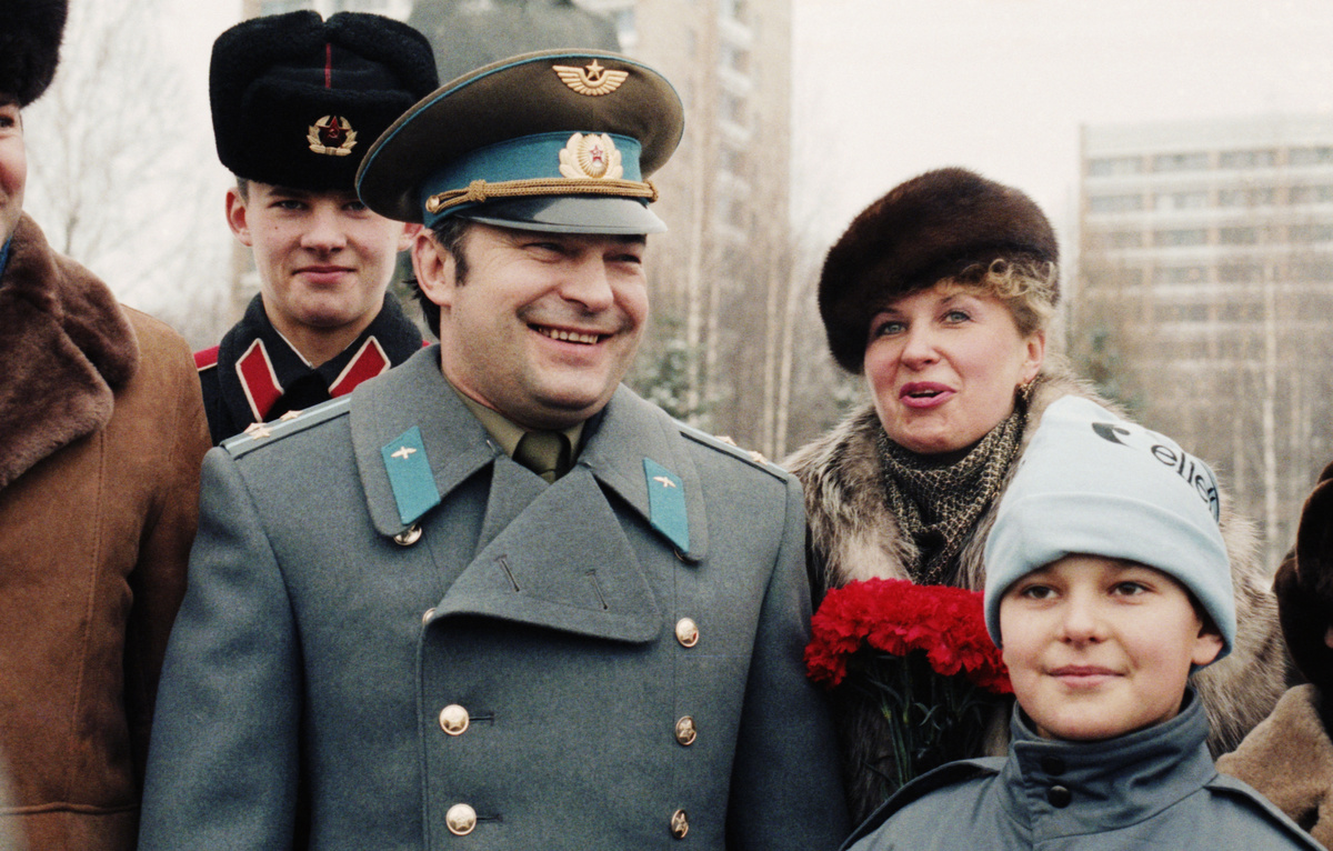     Юрий Романенко c сыновьями Романом и Артемом и женой Алевтиной, 1988 год  Валентин Кузьмин, Альберт Пушкарев /ТАСС