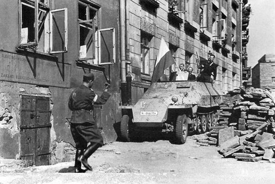    В июне 1944 года Красная армия начала операцию «Багратион», которая привела к разгрому нацистской группы армий «Центр» в БССР и переносу боевых действий в Прибалтику и Польшу. Польское правительство в изгнании, чтобы не допустить освобождения Варшавы советскими войсками, подняло в городе восстание / Общественное достояние