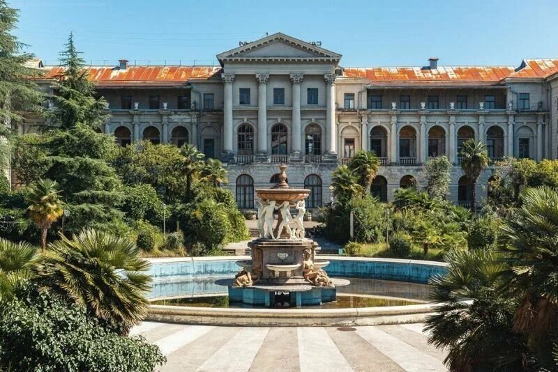 Колонны главного корпуса украшены элементами коринфского ордера, характерного для построек Древней Греции и Рима. Фото: Яндекс / Яндекс Карты