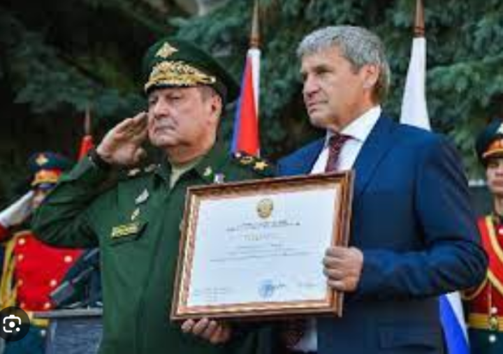 Булгаков, Дмитрий Витальевич -доктор экономических наук, генерал армии, Герой Российской Федерации, находящийся ныне в лефортовском СИЗО с печальным подозрением "за растраты" "отдаёт" честь вместе с Владимиром Павловым - главой «Военторга». На вручении благодарственной государственной бумаги. 