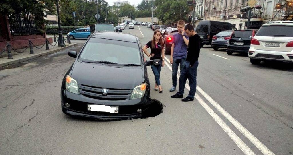 "Не нужно это прощать" Как возместить ущерб, если повредели авто из за неровной дороги или открытого люка, ответ юриста