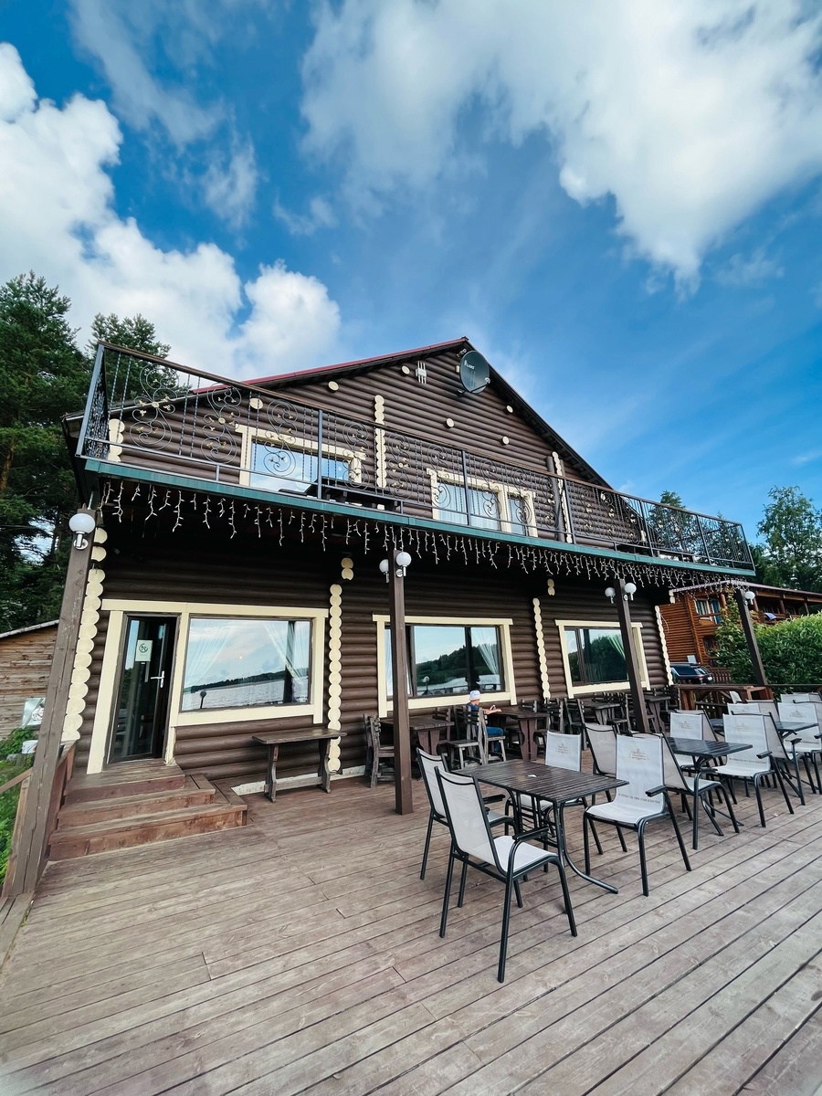 90 км севернее Пскова и в 265 км южнее Санкт-Петербурга.