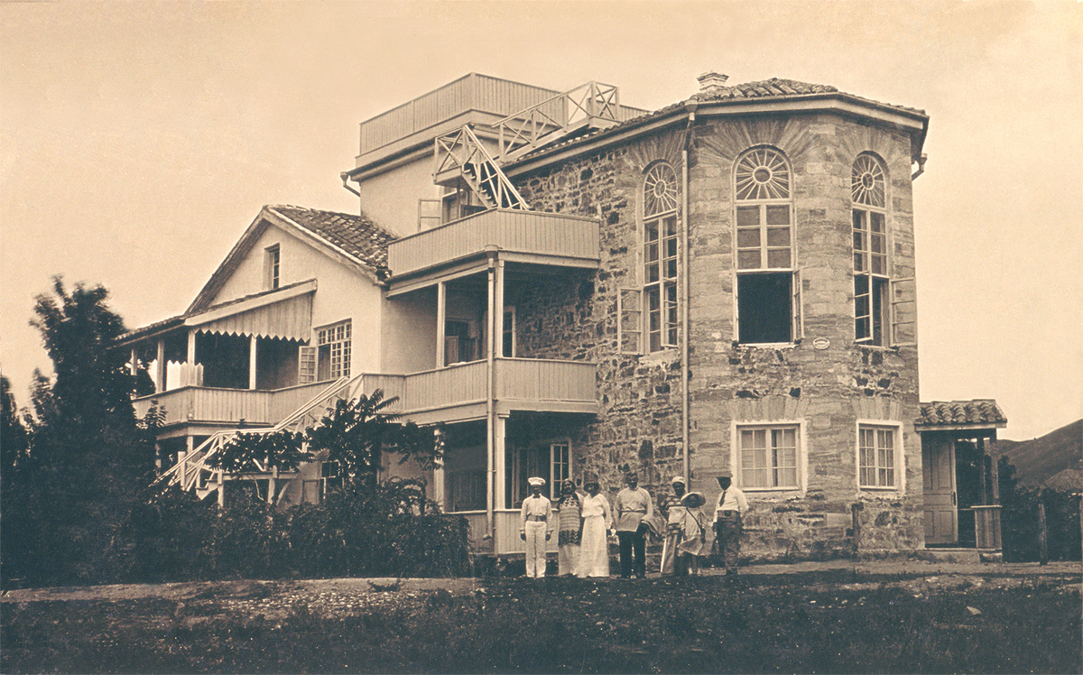 Максимилиан Волошин у своего дома в Коктебеле // Фото: музей-заповедник «Киммерия М.Волошина»