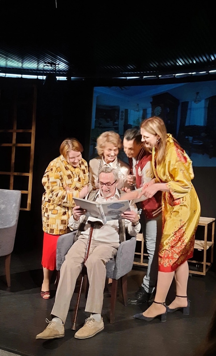 Один из спектаклей с моим участием "Тишина". Режиссер Петрова О.В. На фото: Анатолий Алексеев, Нэлли Солдатова, Александр Шадрин, Светлана Новопашина и я, Сия Руба (Анастасия Рябова)