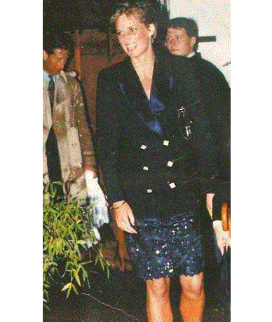 Промокшие под дождем принц и принцесса Уэльские