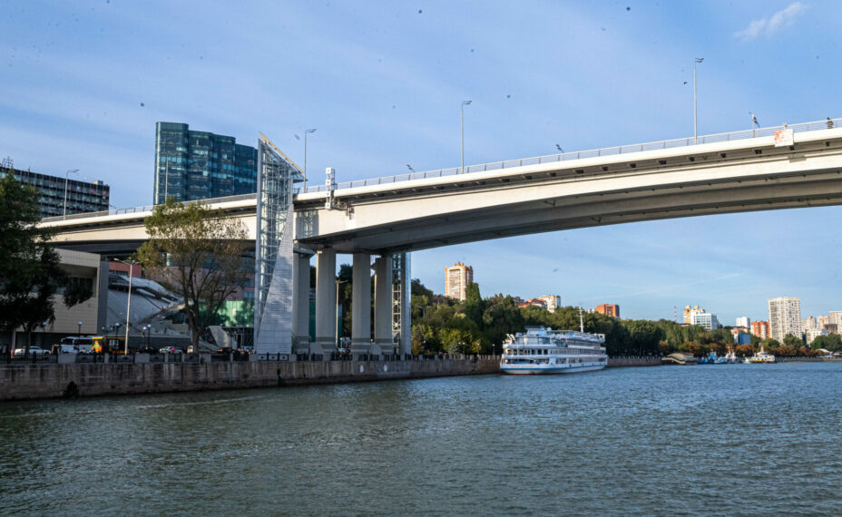    Идя на работу по Ворошиловскому мосту, ростовчанин Виталий даже не подозревал, что придется совершить подвиг. Фото: Михаил ФРОЛОВ