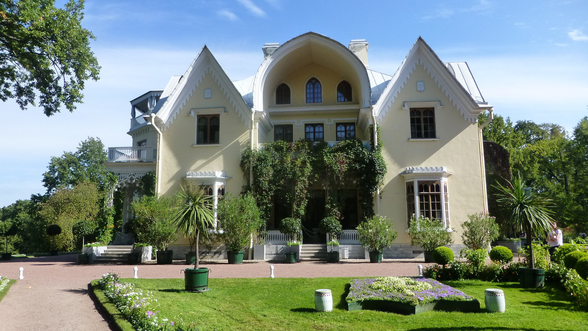 «Коттедж» и другие постройки в парке украшает герб парка Александрия — клинок, пронзающий венок из белых роз, на голубом щите. Фото:  Sergei Krasnoborod / Яндекс Карты