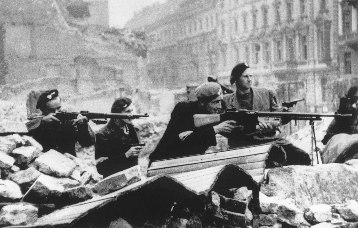    Участники восстания на улицах Варшавы, август 1944 года  Universal History Archive/Universal Images Group via Getty Images