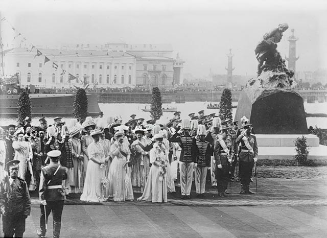 Фото 1909 года. Открытие памятника "Пётр спасающий рыбаков близ Лахты"