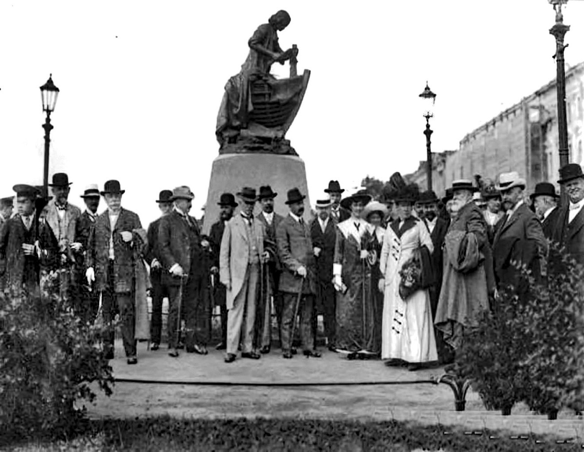 На открытии памятника "Царь-плотник" 1910