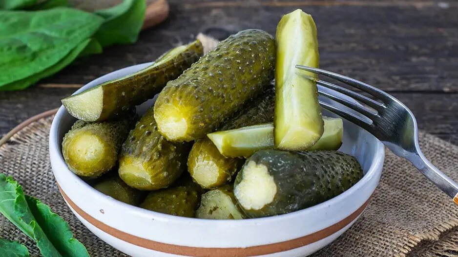 Маринованные огурчики — закуска, без которой сложно представить зимний стол. 