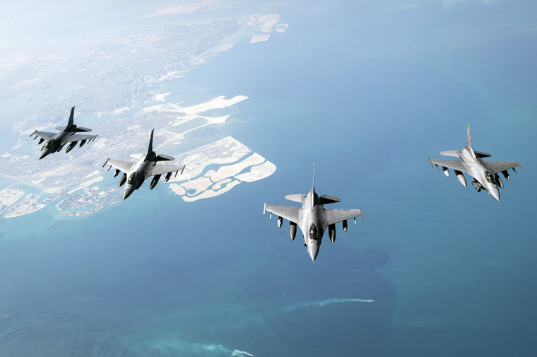 Ключевые особенности Fighting Falcon включают в себя безрамный пузырчатый фонарь для улучшения обзора кабины, боковую ручку управления для облегчения управления при маневрировании, катапультируемое кресло, откидывающееся на 30 градусов от вертикали для уменьшения влияния перегрузок на пилота, и первое использование системы управления полетом с ослабленной статической устойчивостью / fly-by-wire, что делает его маневренным самолетом. F-16 имеет внутреннюю пушку M61 Vulcan и 11 точек подвески. Фото: U.S. Air Force / Senior Airman Duncan C. Bevan