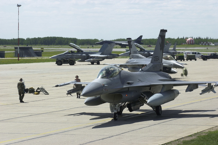 F-16 — одномоторный, высокоманевренный, сверхзвуковой, многоцелевой тактический истребитель. Фото: U.S. Air National Guard / Technical Sgt. Vincent De Groot