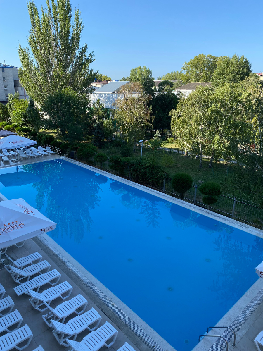 Вид на бассейн из нашего окна 