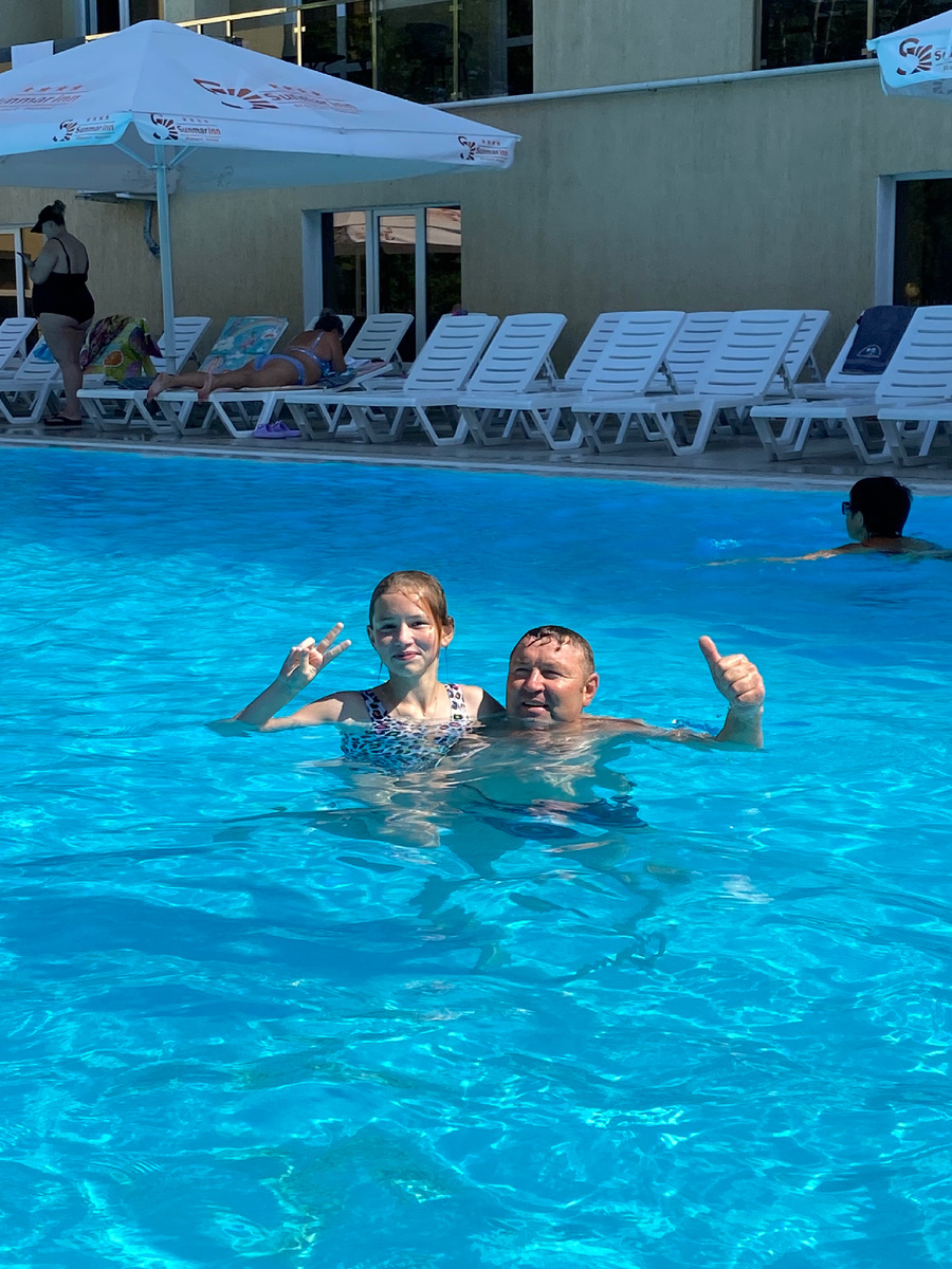 Купаются отец с дочерью