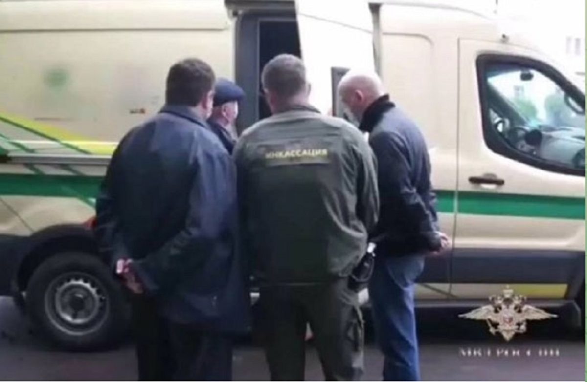    Деньги должны были перевозить в машине