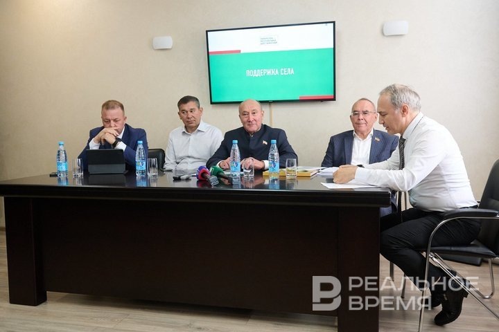 Вице-спикер Госсовета Татарстана собрал пресс-конференцию по поддержке села в самый разгар уборочной страды и выбрал не паркетные залы парламента, а сельскохозяйственное предприятие по переработке молока «Елмай» в Высокогорском районе . Динар Фатыхов / realnoevremya.ru