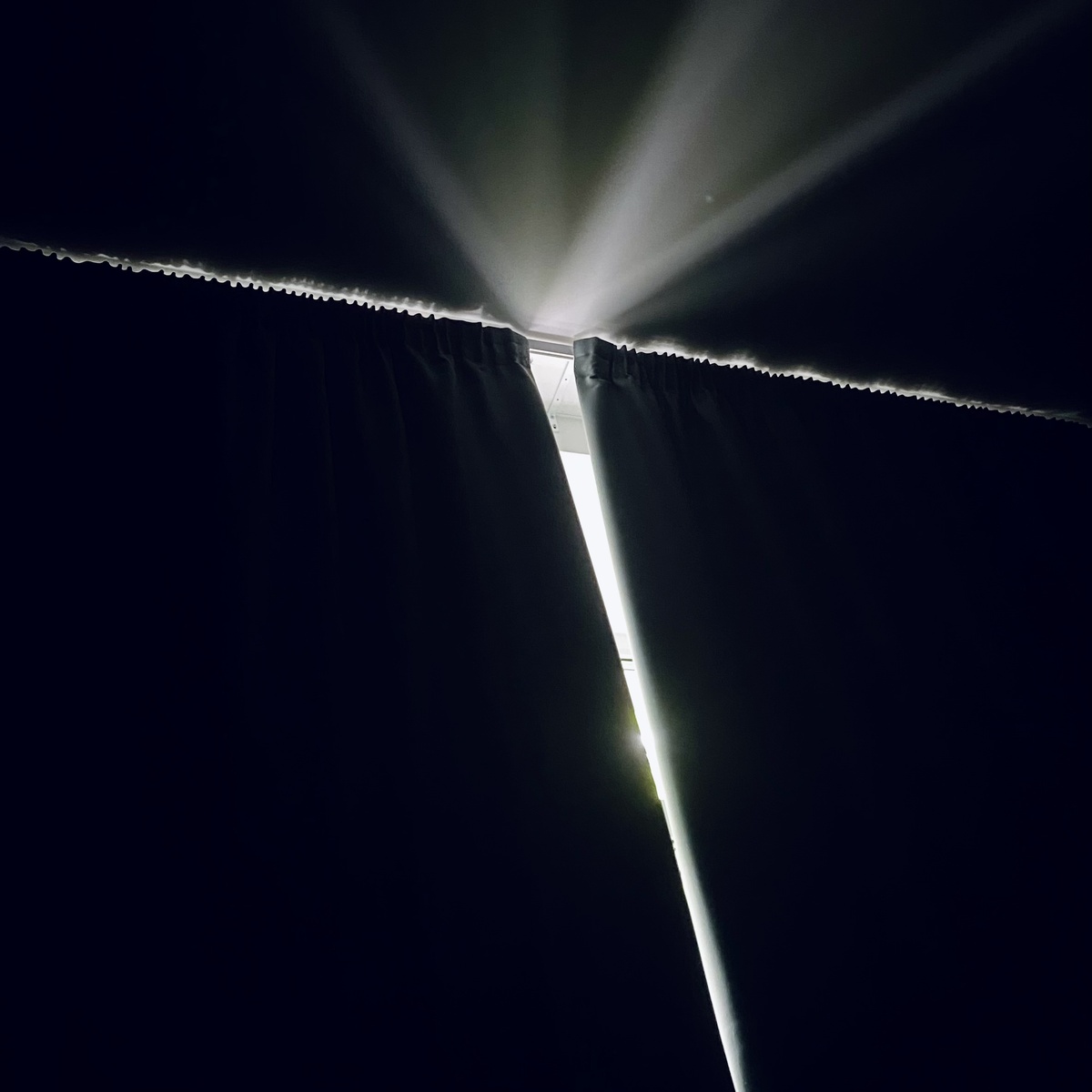 Да прибудет тишина ночи  и шторы блэкаут.