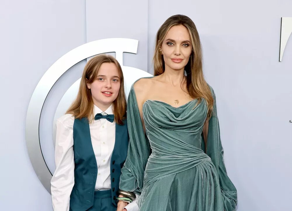    Дочь Анджелины Джоли Вивьен работает билетером в театре