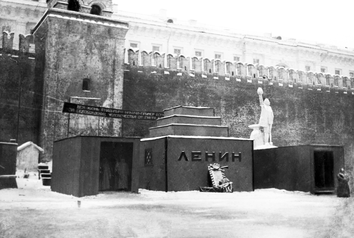    Первый деревянный временный Мавзолей В.И. Ленина. Архитектор: Щусев А.В. 1924 г. / РИА Новости