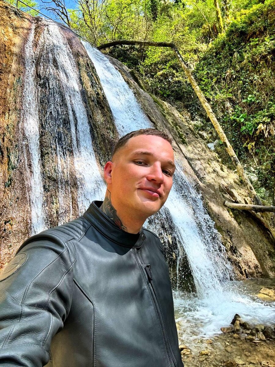 Адвокат Била сообщил, что текущее состояние блогера его напугало.
«Его нога выглядела настолько ужасно, что мне было сложно на неё смотреть», - сказал юрист.
Ранее Эдвард Бил заявил, что сломал ногу во время езды на самокате. Блогер отметил, что у него был открытый перелом. Врачам, по его словам, пришлось пересаживать кожу.
В ноябре 2022 года блогер вышел из колонии, где отбывал наказание за ДТП, в котором пострадали несколько человек. Авария произошла в центре Москвы.