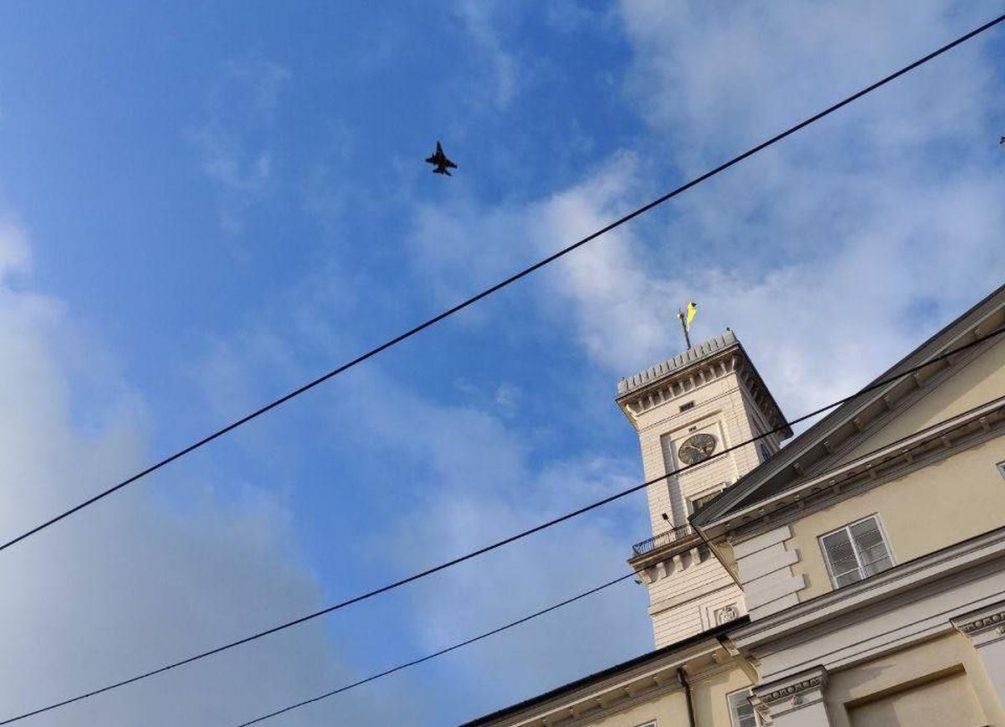   В сети распространяют фото F-16 в небе над Львовом. Иллюстрация: соцсети.