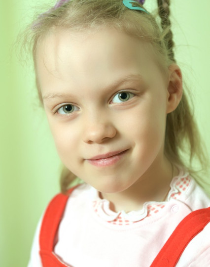 Дочка и сын. Ждут маму и папу.