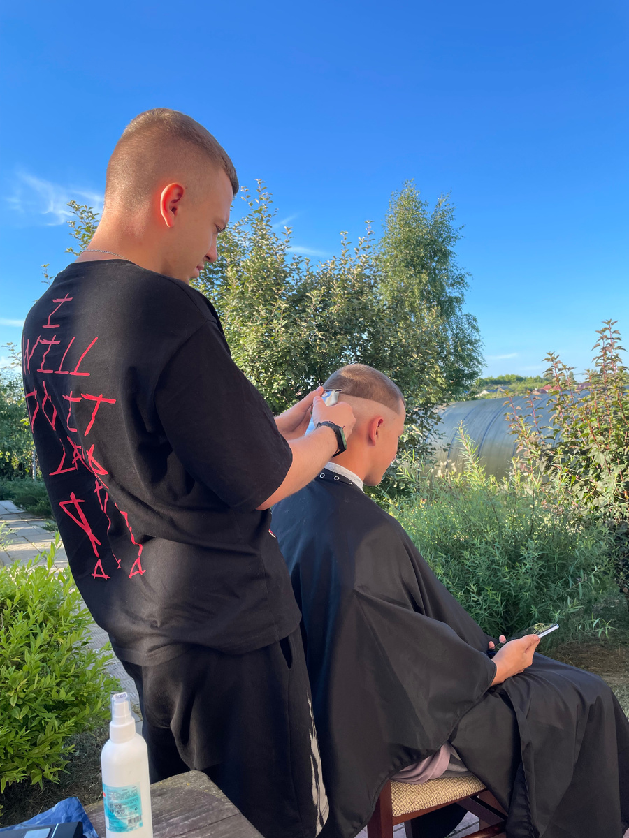 В лучших традициях домашних стрижек она делалась на качающимся стуле на улице, думаю многие меня поймут✊