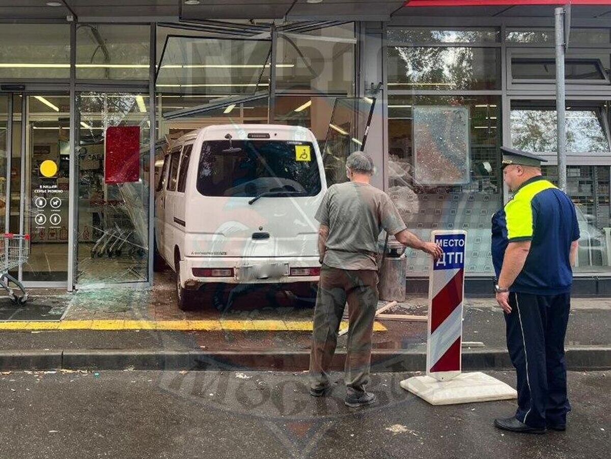    Место происшествия, где водитель микроавтобуса Mitsubishi наехал на пожилую женщину, а затем врезался в магазин на северо-востоке Москвы© Фото : Госавтоинспекция Москвы/Telegram