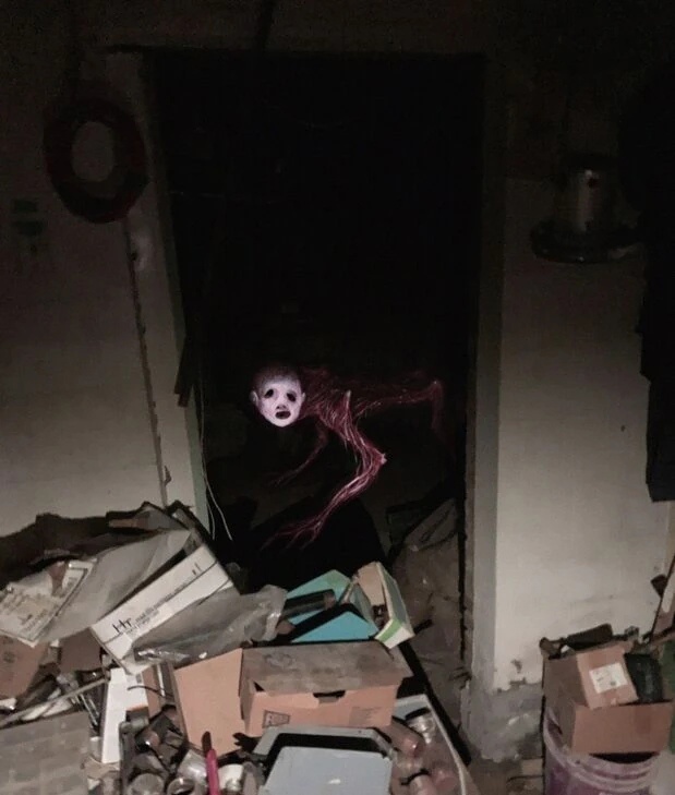 Когда на улице стемнело и город погрузился в тишину, Гагарина 51 становилась местом напоминаний о забытых кошмарах. Хрущевка с облупившейся краской и трещинами в стенах тихо разлагалась под гнётом времени. Но, казалось, что именно эта ветхость скрывала в своем сердце жуткий секрете. Легенда рассказывала о существе, живущем в подвале, о котором шепотом переговаривались жители. 

Спуск в подвал был укромно расположен за ржавой железной дверью, в которую никто не смел заходить после заката. Люди уверяли, что ночью оттуда доносятся стуки, шорохи и глухие вздохи. Что-то неведомое пробуждалось с приходом ночи, блуждая по холодным коридорам подвала.


Сергей, молодой студент, недавно переехал в эту хрущевку и ничего не знал о страшной истории дома. Он часто возвращался поздно и однажды, его внимание привлекли странные звуки. Любопытство взяло верх, и он решился спуститься в подвал. Его шаги эхом разносились по мрачным проходам, и холод пронизывал насквозь.


Подвал оказался лабиринтом из старых труб и бетонных стен, едва освещенных тусклым светом голых лампочек. Внезапно, Сергей ощутил, что за ним кто-то наблюдает. Обернувшись, он заметил длинную тень, которая двигалась в полумраке.


— Есть кто? — дрожащим голосом окликнул Сергей.


Ответом ему стали лишь эхом отразившиеся звуки. Но вскоре взгляду предстало нечто, что пробирало до костей — огромные злобные глаза, скрывающиеся в темноте, и силуэт, который медленно приближался. Образ монстра был неясен, но его присутствие вызывало непередаваемое чувство страха. Каждое его движение была наполнено жаждой и голодом.


Сергей побежал, не оборачиваясь, пока не добрался до своей квартиры. Закрыв дверь на замок, он начал осознавать, что легенда - это не просто рассказы. Те, кто видел монстра, никогда не были в состоянии рассказать о своем опыте, и теперь он понял почему.


С того дня Сергей обходил подвал стороной, а редко вспоминаемые шепоты соседей теперь обретали новый смысл. Но каждую ночь, лежа в постели, он слышал глухие стуки снизу, понимая, что чудовище всё ещё бродит под полом их дома. И каждый раз его сердце замолкало от страха, ведь он не знал, сколько ещё дверей способно выдержать голод монстра из подвала.

